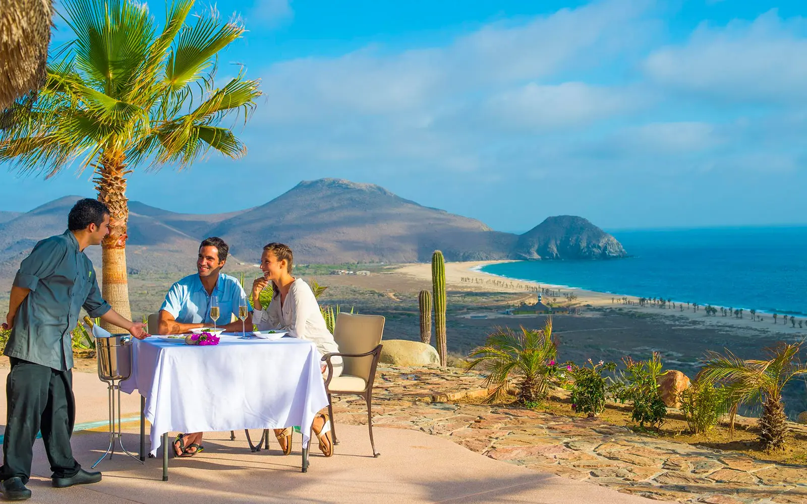 El Mirador — A table on the edge of the Pacific