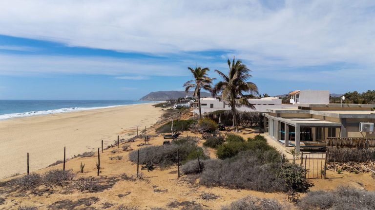 Salty's Beach House – photo 2