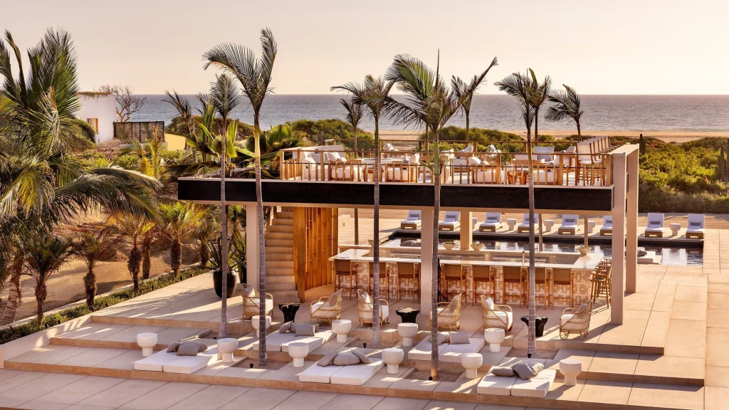 Kimpton Mas Olas · restaurants & bar — The centre bar at night